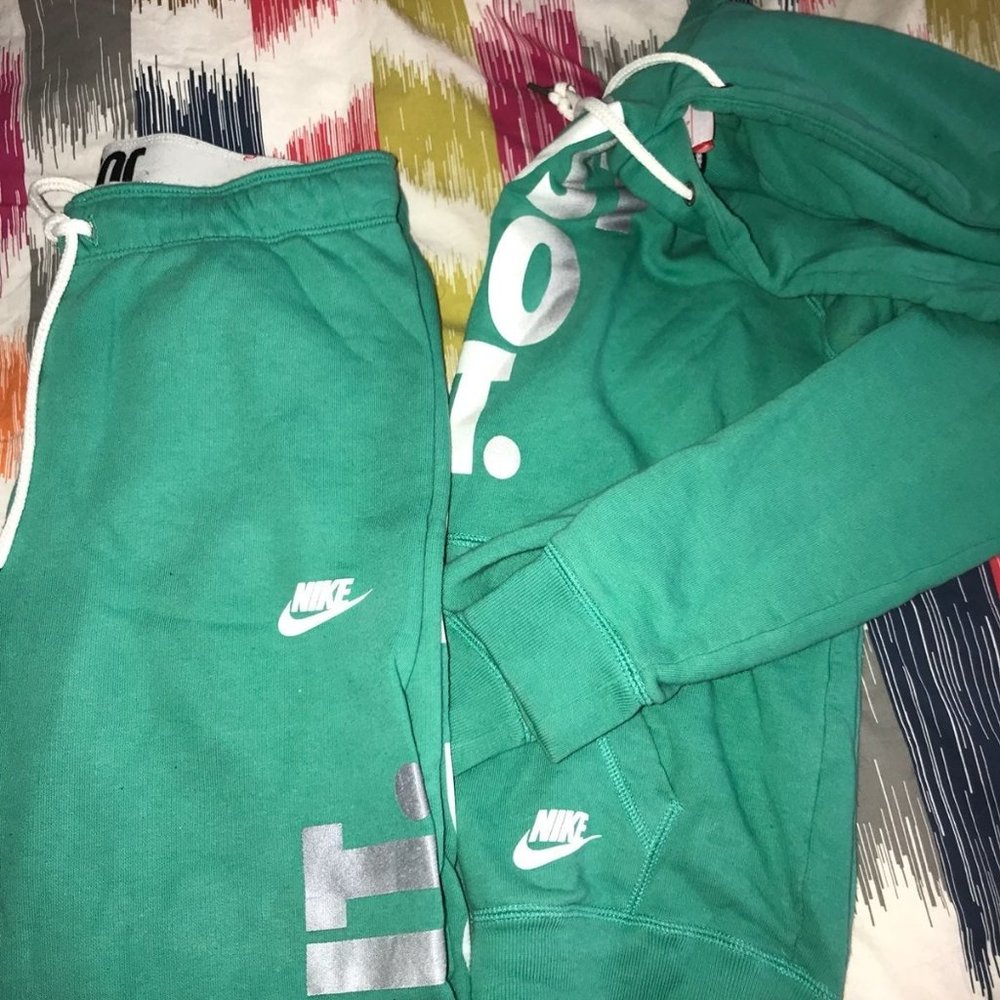 Women’s Nike Sweatsuit